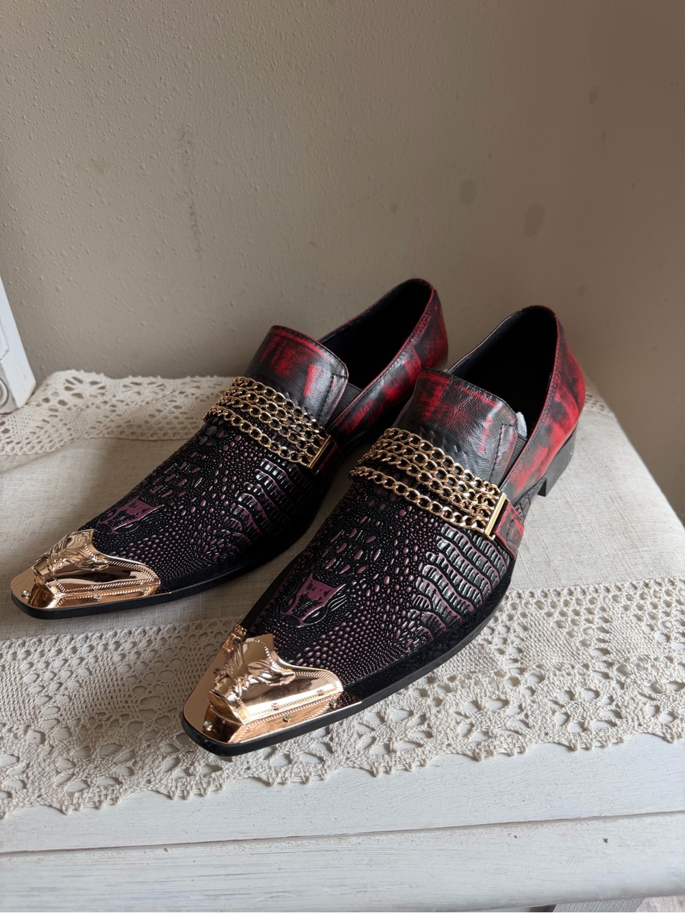 Men's Red & Black Embossed Slip-On Loafers with Gold Toe Cap EU 43 US 10 NEW